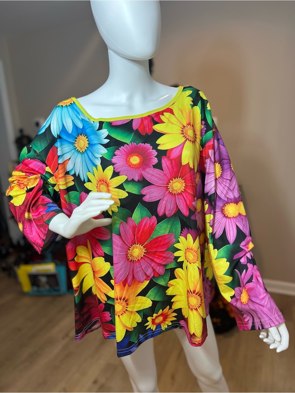 NWOT Floral Multicolor Scoop Neck Women's Top PTP 26”